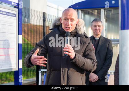 Warrington, Cheshire, Royaume-Uni. Dec 16, 2019. Chris Jackson, Northern Rail Directrice régionale pour l'Ouest, les adresses les invités à l'inauguration officielle de la gare de l'ouest de Warrington le 16 décembre 2019 Crédit : John Hopkins/Alamy Live News Banque D'Images