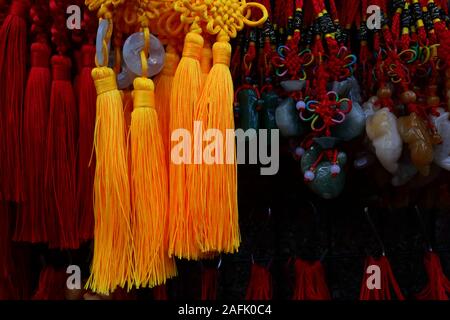 Libre et focus sélectif de fil jaune brillant d'amulette ou chinois porte-bonheur, suspendu à Chinatown à Bangkok boutique Banque D'Images