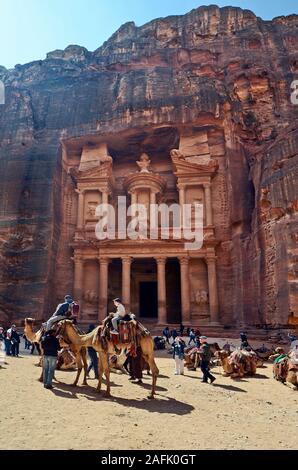 Petra, JORDANIE - Mars 06, 2019 : personnes non identifiées sur les bons du Trésor aka Al-Khazneh, monument du patrimoine mondial de l'UNESCO site de l'ancienne Petra Banque D'Images