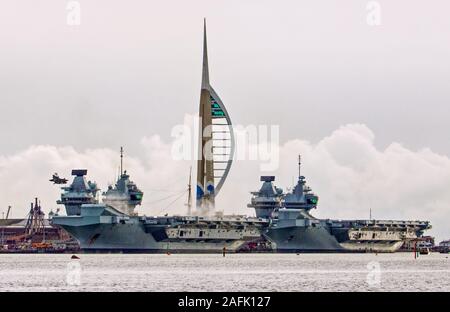 AJAXNETPHOTO. 16 Décembre, 2019. PORTSMOUTH, Angleterre. - Soulever - Un Lockheed Lightning F35B fighter vol à partir de la rampe (à gauche) du HMS Queen Elizabeth à quai avant de sister-ship HMS Prince de Galles aujourd'hui à Portsmouth Naval Base. PHOTO : Steve Foulkes/AJAX REF : SF191612 Banque D'Images