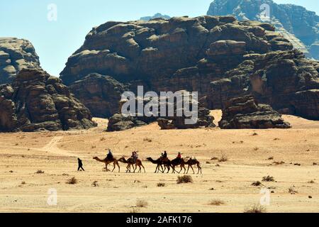 Wadi Rum, JORDANIE - Mars 07, 2019 : les touristes non identifiés sur tour de chameau dans le site du patrimoine mondial de l'au Moyen-Orient Banque D'Images