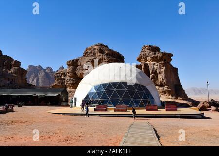 Wadi Rum, JORDANIE - Mars 07, 2019 : personnes non identifiées dans un camp touristique avec restaurant dans le site du patrimoine mondial de l'Unesco au Moyen Orient Banque D'Images