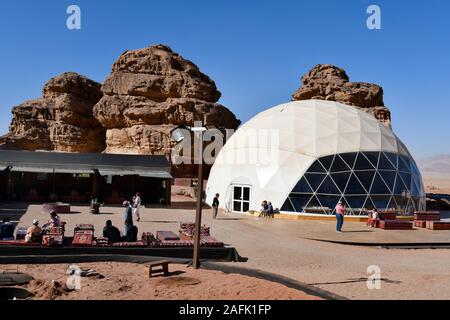 Wadi Rum, JORDANIE - Mars 07, 2019 : personnes non identifiées dans un camp touristique avec restaurant dans le site du patrimoine mondial de l'Unesco au Moyen Orient Banque D'Images