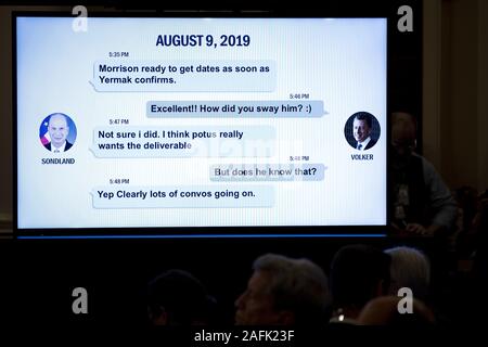 Washington, District de Columbia, Etats-Unis. 20 Nov, 2019. Une capture d'un 9e août conversation sms avec Kurt Volker, ancien envoyé spécial des États-Unis pour l'Ukraine, s'affiche au cours d'une House Intelligence Committee nous demande de destitution avec Gordon Sondland l'audience, l'ambassadeur des États-Unis à l'Union européenne à Washington DC, le mercredi 20 novembre 2019 Crédit : Anna Moneymaker/CNP/ZUMA/Alamy Fil Live News Banque D'Images