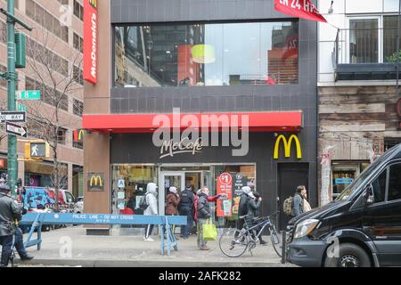 New York, 2 Décembre 2019:Restaurant McDonald's à New York. McDonald's est un hamburger américain et la chaîne de restauration rapide - Image Banque D'Images