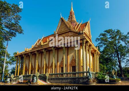 Temple bouddhiste Wat Traeuy Kaoh sur l'île Fish en face de ce vieux port colonial; Kampot, province de Kampot, Cambodge. Banque D'Images