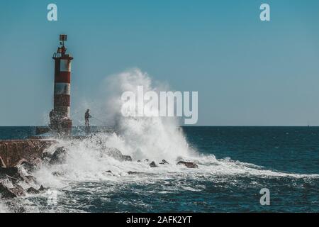 Phare avec une grosse vague s'écraser Banque D'Images