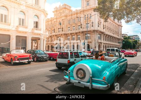 La Havane, Cuba - Octobre 18, 2019 : voiture rétro comme taxi pour les touristes à La Havane, Cuba. Banque D'Images