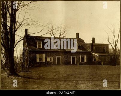 . American maisons et jardins. old dutch constructeurs, vient downover ces murs de pierre, et les formes large avant-toit qui abritent l'entrée porte à la fois sur Windows et le sidesof la chambre. Le gableends withshingles sont couverts à la manière ofbuilding dans les premières années du dix-huitième siècle quand fut construite.L'étage supérieur a été plannedwith placedin petites fenêtres extrémités de pignon d'établissement, et aussi avec la lumière qui largedormers therooms sur ce plancher sans interférer indûment avec le gracieux de l'roofor sweepingcurves sa rupture. C'est l'un des veryfew l'exa Banque D'Images