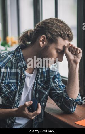 Beau jeune homme ayant rejeté sa proposition Banque D'Images