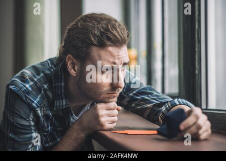 Homme Undecisive douter sur l'élaboration de la proposition Banque D'Images