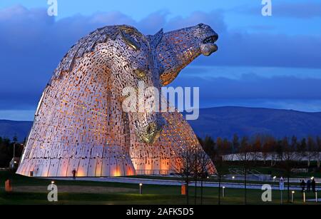 Les Kelpies, reliant les communautés dans la région de Falkirk, Conseil de l'avant et canal de Clyde au crépuscule, Ecosse, Royaume-Uni Banque D'Images