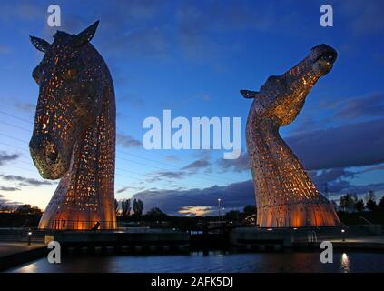 Les Kelpies, reliant les communautés dans la région de Falkirk, Conseil de l'avant et canal de Clyde au crépuscule, Ecosse, Royaume-Uni Banque D'Images