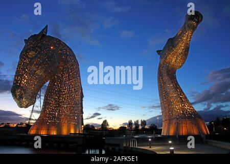 Les Kelpies, reliant les communautés dans la région de Falkirk, Conseil de l'avant et canal de Clyde au crépuscule, Ecosse, Royaume-Uni Banque D'Images