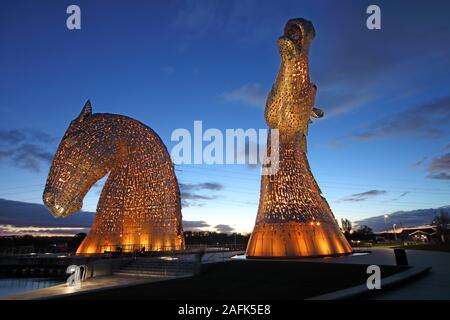 Les Kelpies, reliant les communautés dans la région de Falkirk, Conseil de l'avant et canal de Clyde au crépuscule, Ecosse, Royaume-Uni Banque D'Images