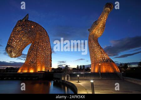 Les Kelpies, reliant les communautés dans la région de Falkirk, Conseil de l'avant et canal de Clyde au crépuscule, Ecosse, Royaume-Uni Banque D'Images