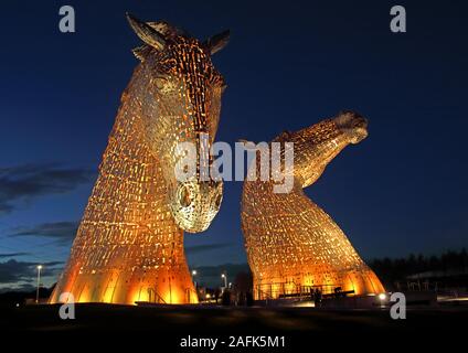 Les Kelpies, reliant les communautés dans la région de Falkirk, Conseil de l'avant et canal de Clyde au crépuscule, Ecosse, Royaume-Uni Banque D'Images