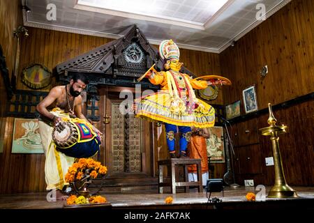 Kochi, Inde - 20 septembre 2019 : la préparation et l'application d'acteurs kathakali forment avant un spectacle de cette forme de théâtre classique Banque D'Images