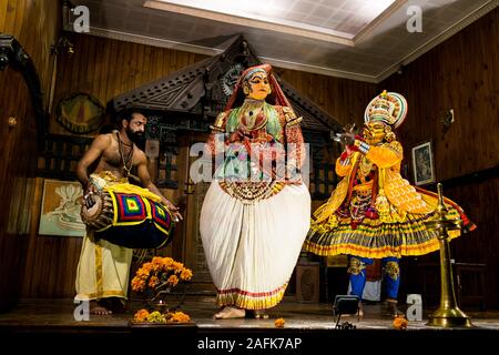 Kochi, Inde - 20 septembre 2019 : acteurs kathakali avec des costumes d'agir pendant l'exécution de cette forme de théâtre classique au Kerala Banque D'Images