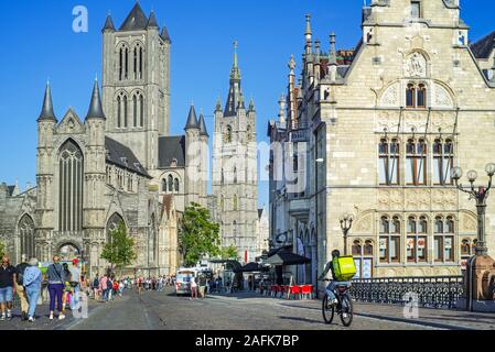 UberEATS / Uber mange location courier et les touristes en marche zone piétonne du centre-ville historique de Gand, Flandre orientale, Belgique Banque D'Images