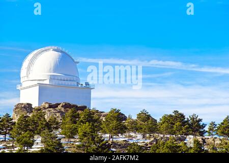 Voir l'Observatoire de Calar Alto à la montagne top à Almeria, Andalousie, Espagne, 2019. Sky en passant par contre les dômes Banque D'Images