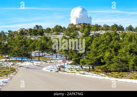 Voir l'Observatoire de Calar Alto à la montagne top à Almeria, Andalousie, Espagne, 2019. Sky en passant par contre les dômes Banque D'Images