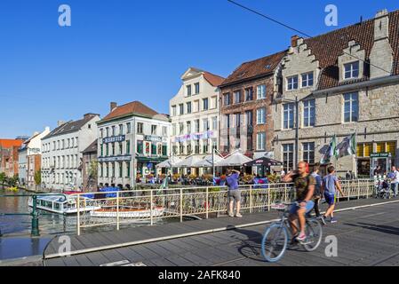 Des bateaux touristiques, le pub et le Vleeshuisbrug Bierhuis / Boucherie grand pont sur la rivière Lys / Lys dans la ville de Gand, Flandre orientale, Belgique Banque D'Images