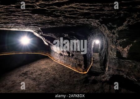 Grottes de Hella, l'Islande. L'homme a fait des grottes, pourraient être faites par les Celtes qui habitaient l'Islande avant l'ouverture officielle de la colonisation scandinave, fin du ixe siècle. Banque D'Images