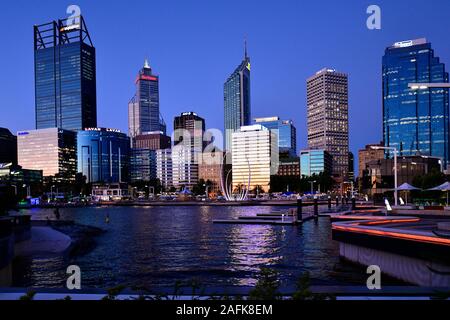 Perth, WA, Australie - 30 novembre 2017 : Elizabeth Quay et Esplanade avec dirfferent bâtiments à soir Banque D'Images