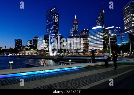 Perth, Australie - 30 novembre 2017 : scène de nuit à partir de la ligne des toits de la capitale de l'Australie de l'Ouest Banque D'Images