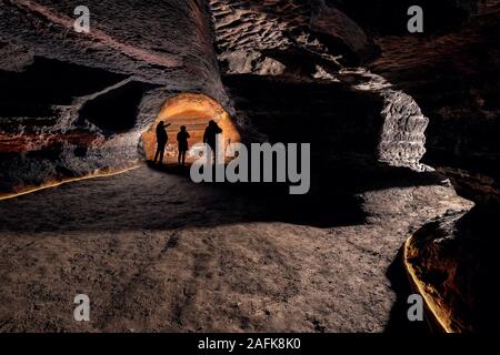Grottes de Hella, l'Islande. L'homme a fait des grottes, pourraient être faites par les Celtes qui habitaient l'Islande avant l'ouverture officielle de la colonisation scandinave, fin du ixe siècle. Banque D'Images
