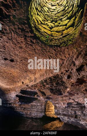 Grottes de Hella, l'Islande. L'homme a fait des grottes, pourraient être faites par les Celtes qui habitaient l'Islande avant l'ouverture officielle de la colonisation scandinave, fin du ixe siècle. Banque D'Images