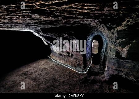 Grottes de Hella, l'Islande. L'homme a fait des grottes, pourraient être faites par les Celtes qui habitaient l'Islande avant l'ouverture officielle de la colonisation scandinave, fin du ixe siècle. Banque D'Images
