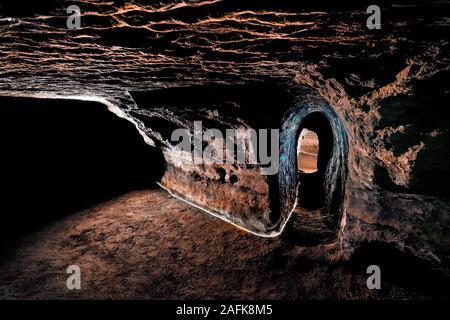 Grottes de Hella, l'Islande. L'homme a fait des grottes, pourraient être faites par les Celtes qui habitaient l'Islande avant l'ouverture officielle de la colonisation scandinave, fin du ixe siècle. Banque D'Images