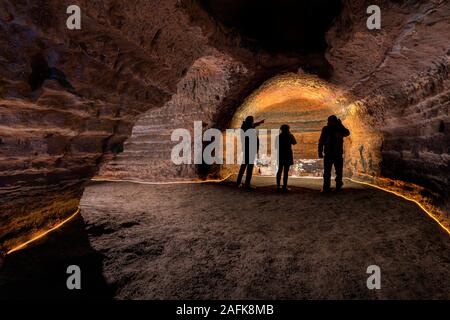 Grottes de Hella, l'Islande. L'homme a fait des grottes, pourraient être faites par les Celtes qui habitaient l'Islande avant l'ouverture officielle de la colonisation scandinave, fin du ixe siècle. Banque D'Images