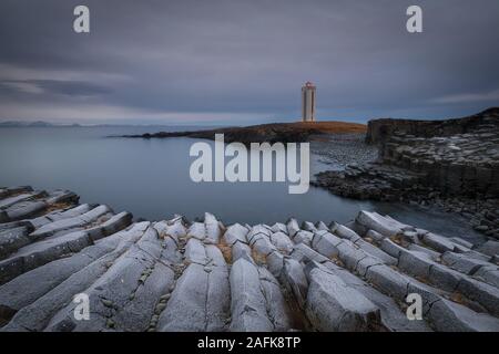 Les colonnes basaltiques dans Kálfshamarsviti phare en Islande Banque D'Images