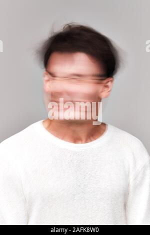 Concept de l'homme tourné avec visage déformé illustrant les problèmes de santé mentale Banque D'Images