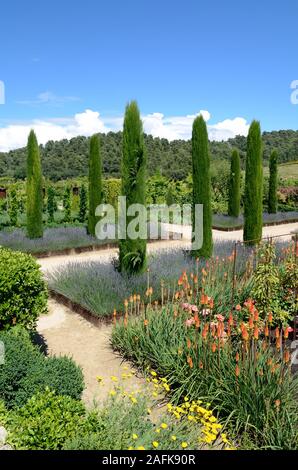 Val Joannis Gardens ou le jardin avec des Cyprès, Lavande Fleurs, Red Hot Poker & parterres formels Pertuis Vaucluse Luberon Provence France Banque D'Images