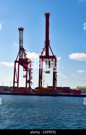 Perth, WA, Australie - Novembre 27, 2017 : grues et des conteneurs sur le terminal d'expédition de Fremantle le Swan River Banque D'Images