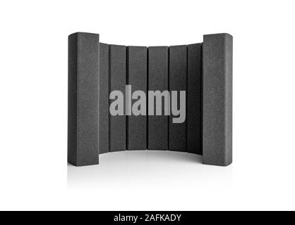 Studio microphone écran en caoutchouc mousse sur un fond blanc comme une figure abstraite. Banque D'Images