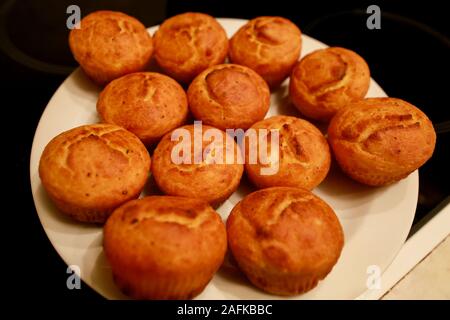 Golden sweet fait maison et pain fraîchement cuit forme de farce muffins pour le déjeuner sur la cuisinière dans la cuisine. Pone de maïs pour des vacances, un repas sain. Banque D'Images