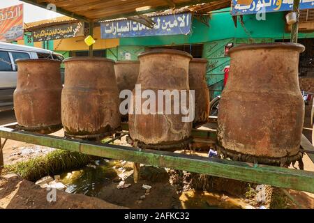 Khartoum, Soudan, ca. Le 8 février, 2019. : Argile pichets avec de l'eau potable à un arrêt de repos Banque D'Images