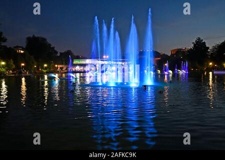 La Bulgarie, Plovdiv, fontaines illuminées dans le lac du tsar Siméon Garden, ville devenue capitale européenne de la Culture 2019 Banque D'Images