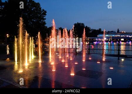 La Bulgarie, fontaines et éclairé sur le lac soirée dans le tsar Siméon jardin, Banque D'Images