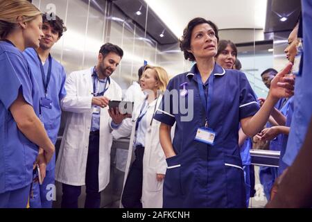 L'équipe médicale à l'hôpital pour effectuer l'opération sur l'élévateur Banque D'Images