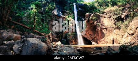 Magnifique cascade panoramique en forêt profonde en Thaïlande Banque D'Images