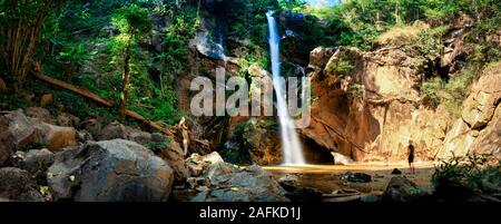 Magnifique cascade panoramique en forêt profonde en Thaïlande Banque D'Images