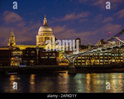 Touristes traversant le pont du Millénaire, Tamise, avec la Cathédrale St Paul, la nuit Paysage de Londres, Angleterre, RU, FR.