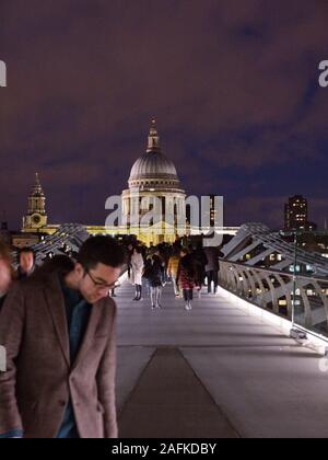 Touristes Crossing, Millennium Bridge, River Thames, avec St Pauls Cathedral, Night Time London Landscape, Angleterre, Royaume-Uni, GB.