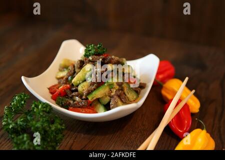 Avec salade de poivrons concombres. et la viande bovine. Spicy Korean-style salade. Banque D'Images